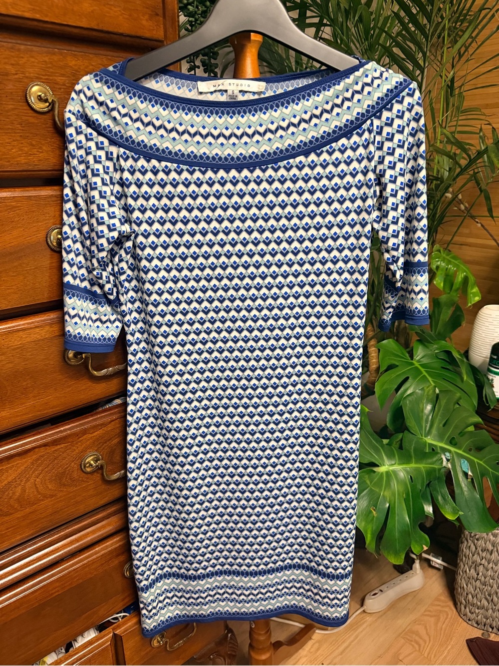 💕 3 for $25 sale Max Studios Blue and White midi sheath Geometric Dress